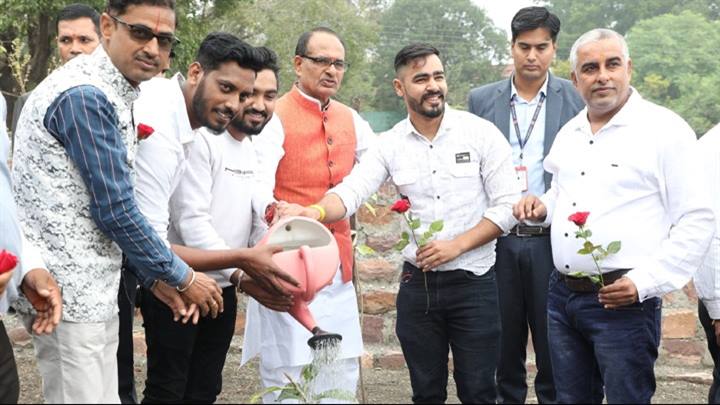 मुख्यमंत्री श्री चौहान ने किया पौधारोपण